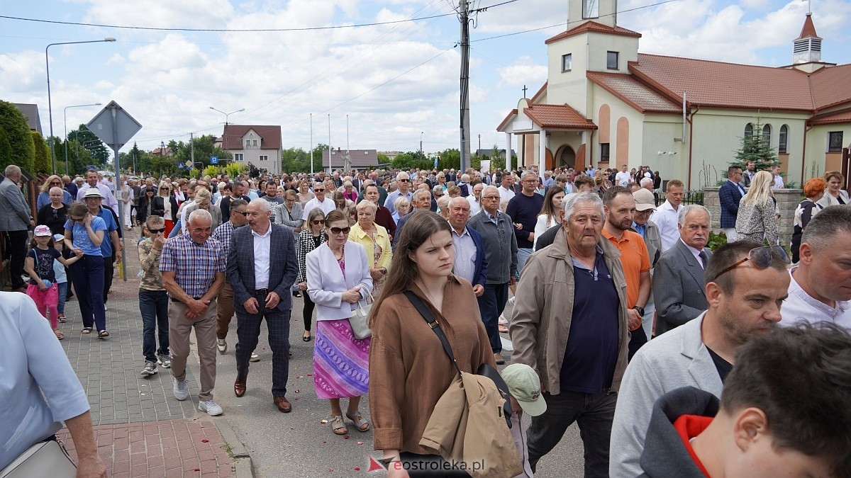 Procesja Bożego Ciała w parafii pw. NMP Królowej Rodzin [19.06.2025] - zdjęcie #127 - eOstroleka.pl