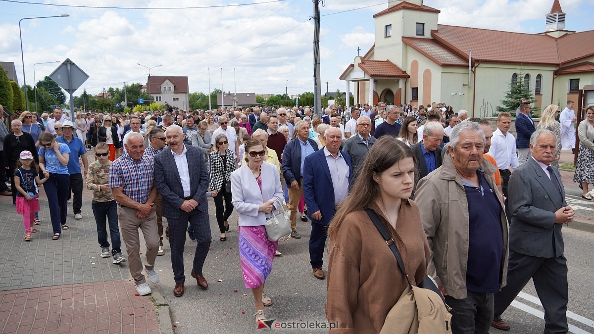 Procesja Bożego Ciała w parafii pw. NMP Królowej Rodzin [19.06.2025] - zdjęcie #124 - eOstroleka.pl
