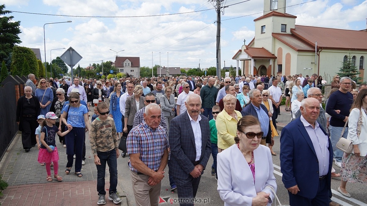 Procesja Bożego Ciała w parafii pw. NMP Królowej Rodzin [19.06.2025] - zdjęcie #115 - eOstroleka.pl