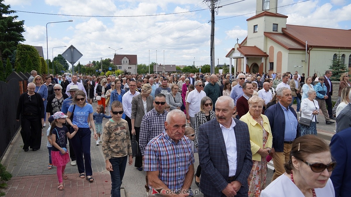 Procesja Bożego Ciała w parafii pw. NMP Królowej Rodzin [19.06.2025] - zdjęcie #112 - eOstroleka.pl