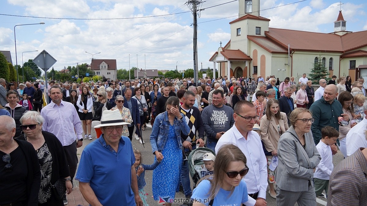 Procesja Bożego Ciała w parafii pw. NMP Królowej Rodzin [19.06.2025] - zdjęcie #100 - eOstroleka.pl