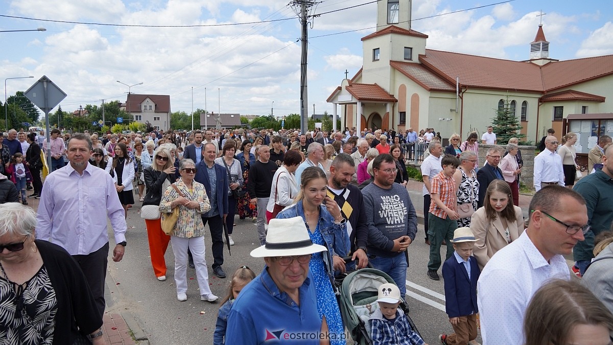 Procesja Bożego Ciała w parafii pw. NMP Królowej Rodzin [19.06.2025] - zdjęcie #97 - eOstroleka.pl