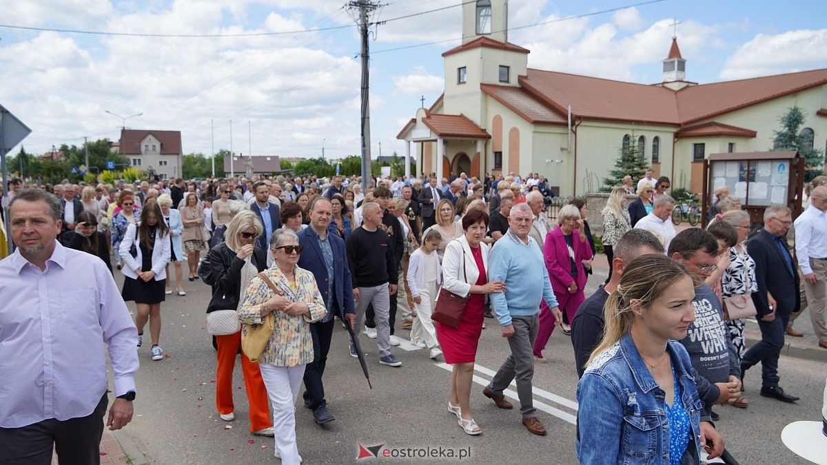 Procesja Bożego Ciała w parafii pw. NMP Królowej Rodzin [19.06.2025] - zdjęcie #91 - eOstroleka.pl