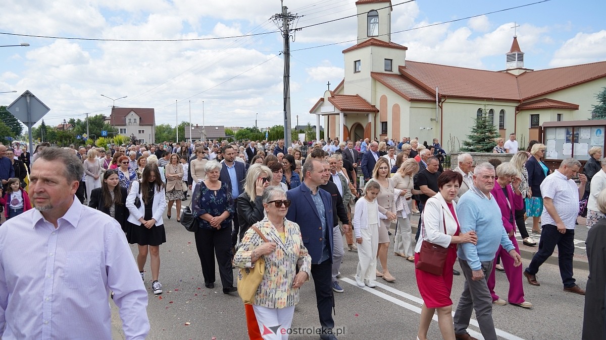 Procesja Bożego Ciała w parafii pw. NMP Królowej Rodzin [19.06.2025] - zdjęcie #88 - eOstroleka.pl