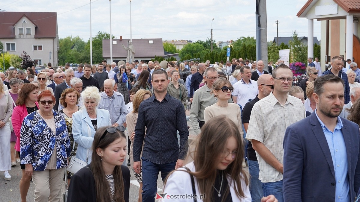 Procesja Bożego Ciała w parafii pw. NMP Królowej Rodzin [19.06.2025] - zdjęcie #79 - eOstroleka.pl