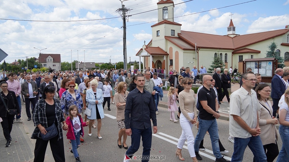 Procesja Bożego Ciała w parafii pw. NMP Królowej Rodzin [19.06.2025] - zdjęcie #70 - eOstroleka.pl