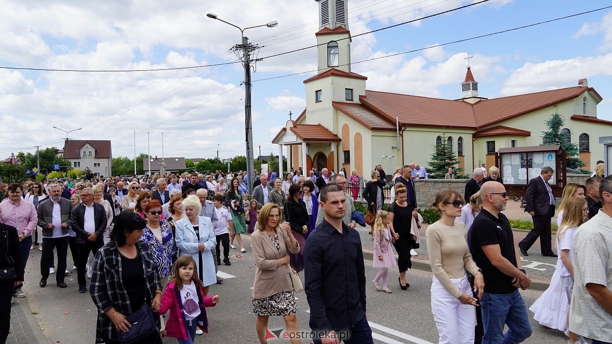 Procesja Bożego Ciała w parafii pw. NMP Królowej Rodzin [19.06.2025] - zdjęcie #67 - eOstroleka.pl
