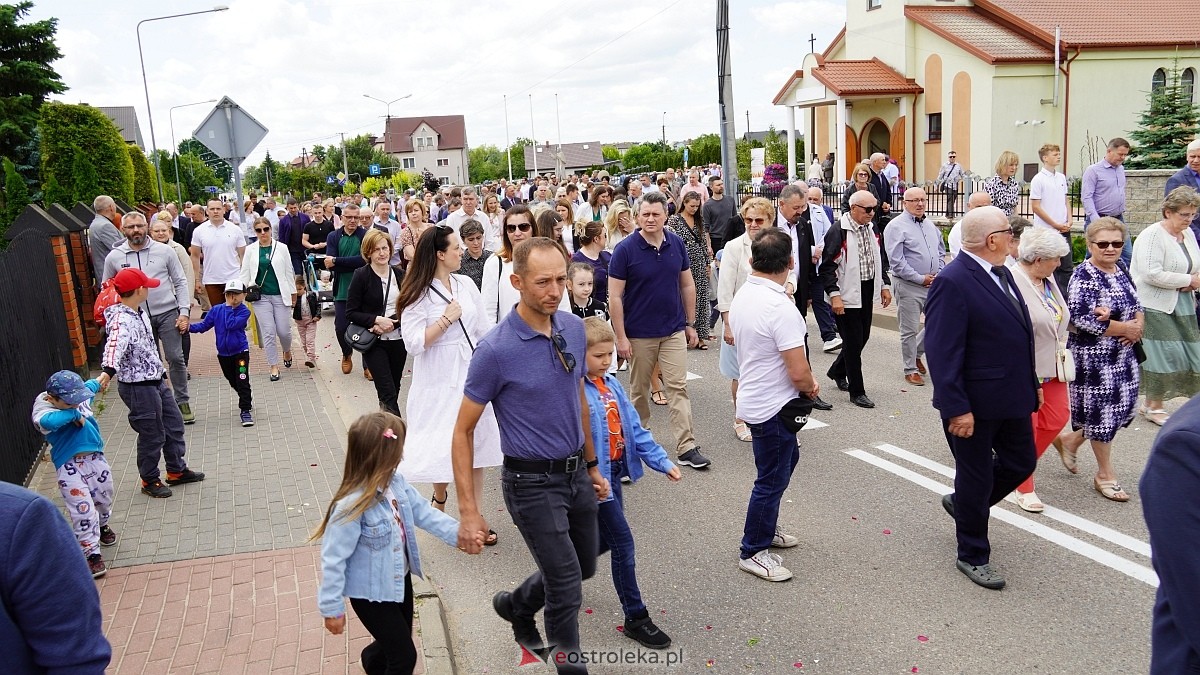 Procesja Bożego Ciała w parafii pw. NMP Królowej Rodzin [19.06.2025] - zdjęcie #64 - eOstroleka.pl
