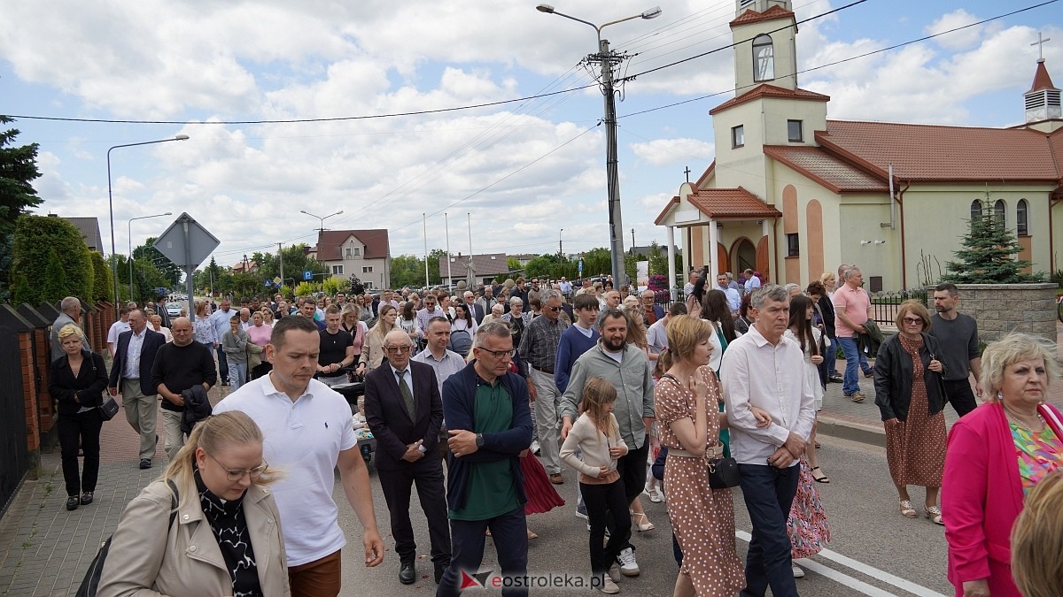 Procesja Bożego Ciała w parafii pw. NMP Królowej Rodzin [19.06.2025] - zdjęcie #45 - eOstroleka.pl