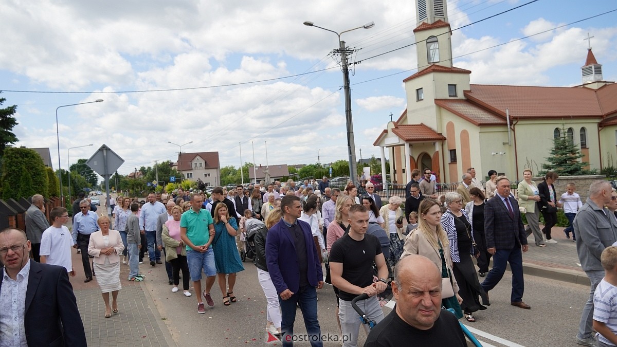 Procesja Bożego Ciała w parafii pw. NMP Królowej Rodzin [19.06.2025] - zdjęcie #35 - eOstroleka.pl