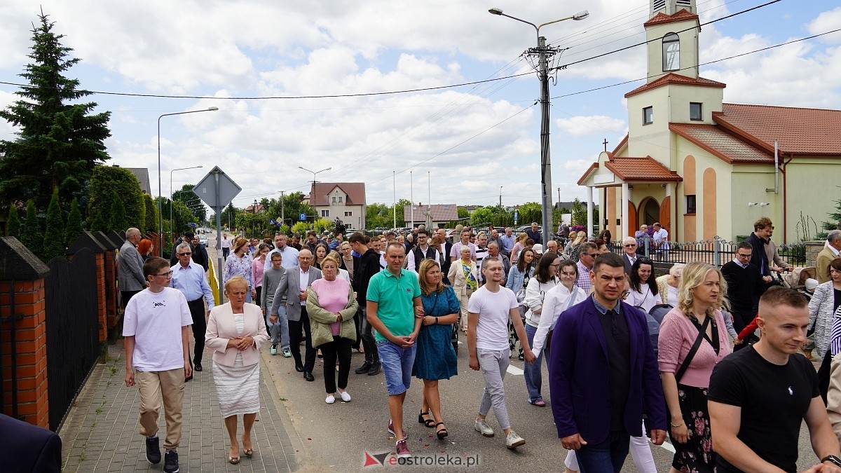 Procesja Bożego Ciała w parafii pw. NMP Królowej Rodzin [19.06.2025] - zdjęcie #31 - eOstroleka.pl