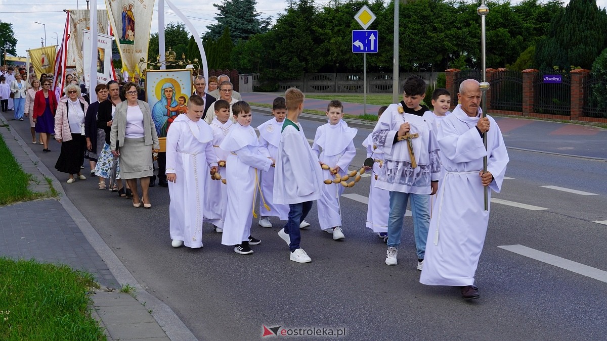 Procesja Bożego Ciała w parafii pw. NMP Królowej Rodzin [19.06.2025] - zdjęcie #27 - eOstroleka.pl