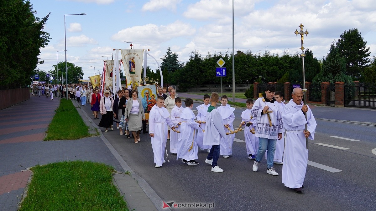 Procesja Bożego Ciała w parafii pw. NMP Królowej Rodzin [19.06.2025] - zdjęcie #25 - eOstroleka.pl