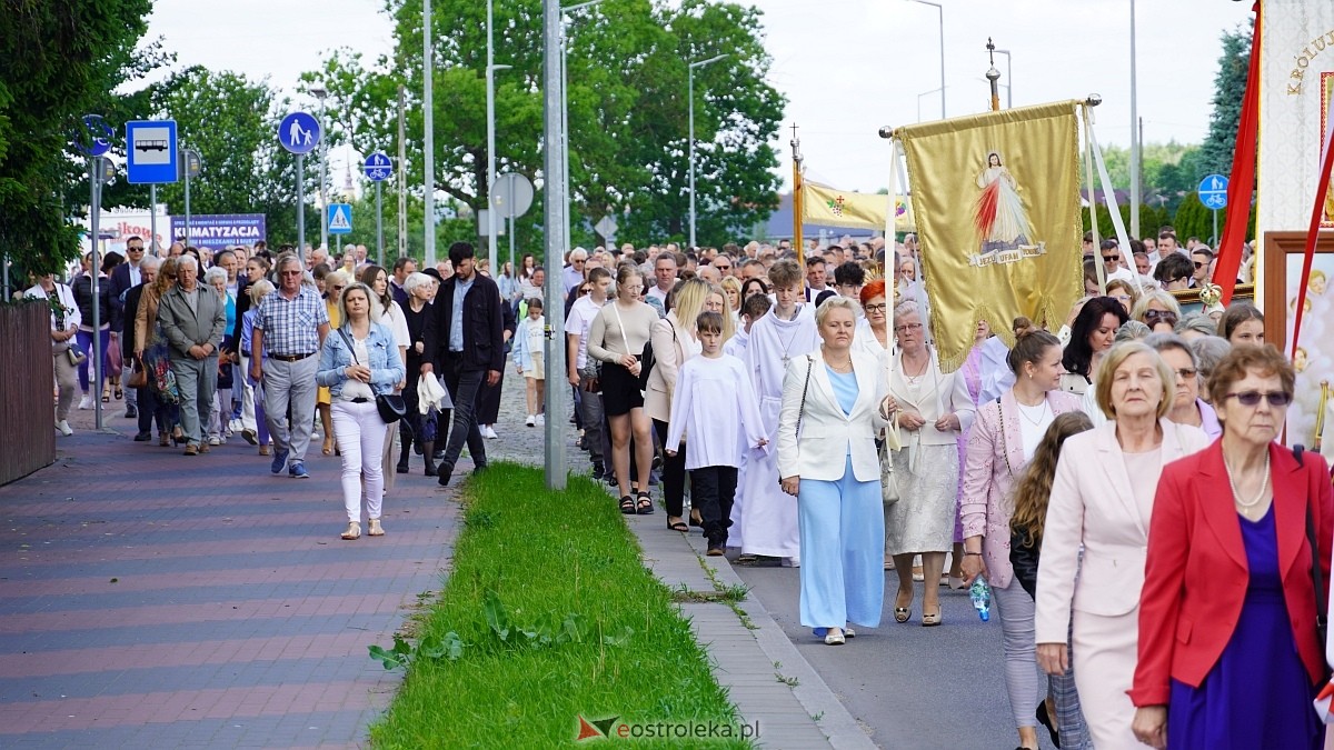 Procesja Bożego Ciała w parafii pw. NMP Królowej Rodzin [19.06.2025] - zdjęcie #150 - eOstroleka.pl