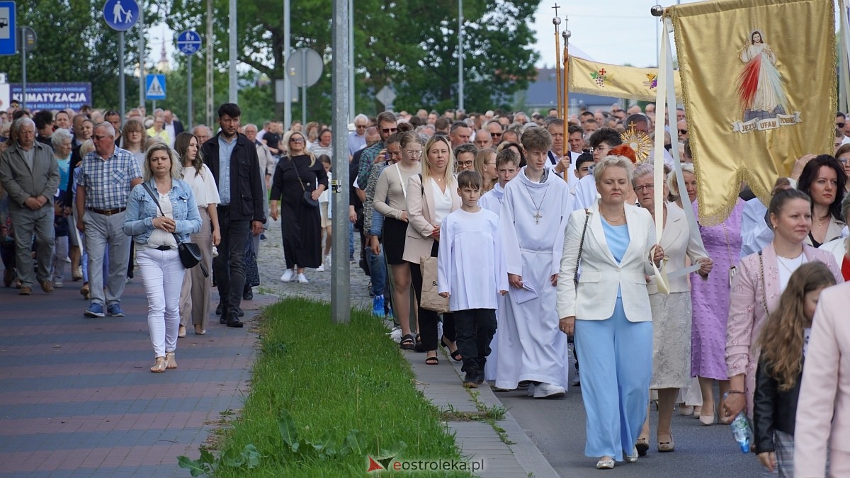 Procesja Bożego Ciała w parafii pw. NMP Królowej Rodzin [19.06.2025] - zdjęcie #148 - eOstroleka.pl