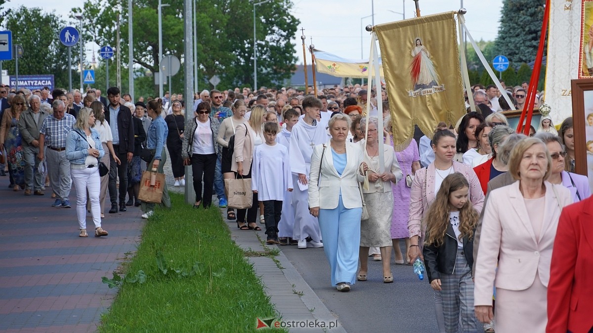 Procesja Bożego Ciała w parafii pw. NMP Królowej Rodzin [19.06.2025] - zdjęcie #146 - eOstroleka.pl