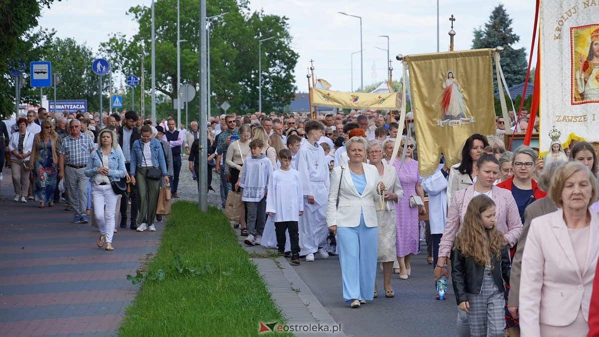 Procesja Bożego Ciała w parafii pw. NMP Królowej Rodzin [19.06.2025] - zdjęcie #142 - eOstroleka.pl