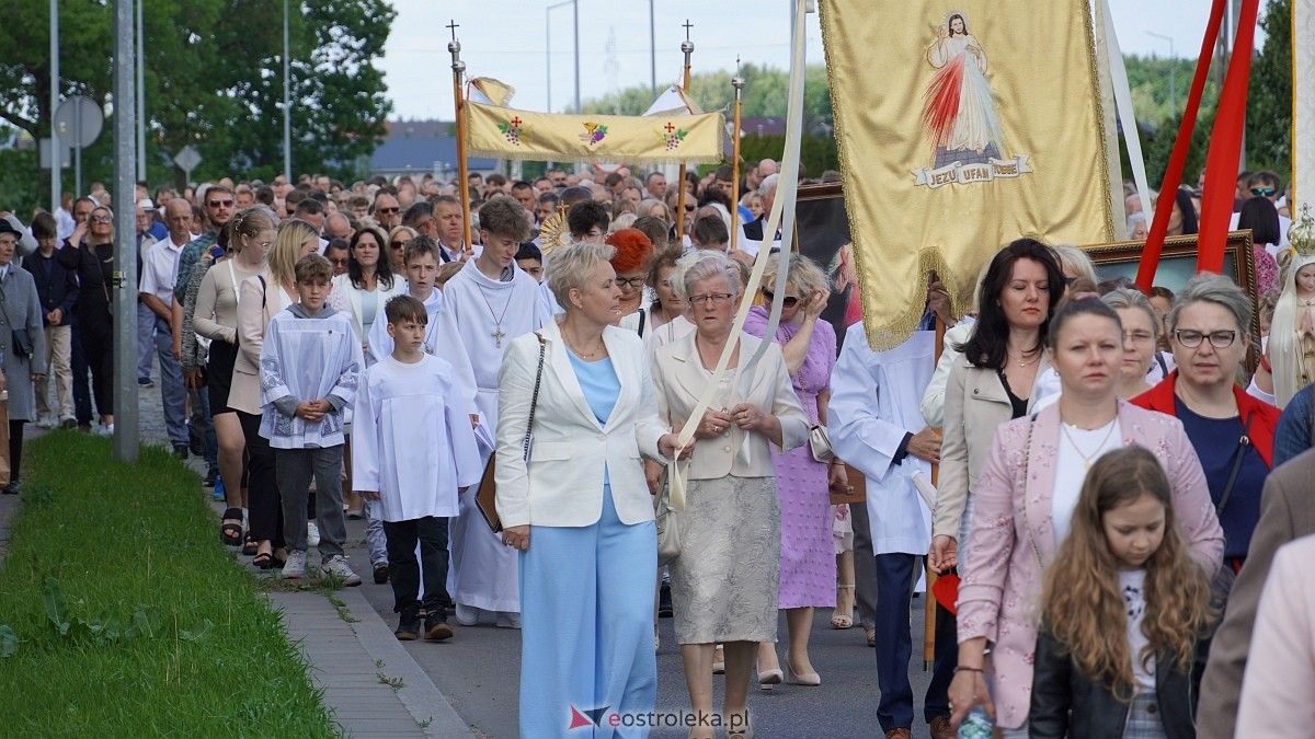 Procesja Bożego Ciała w parafii pw. NMP Królowej Rodzin [19.06.2025] - zdjęcie #140 - eOstroleka.pl
