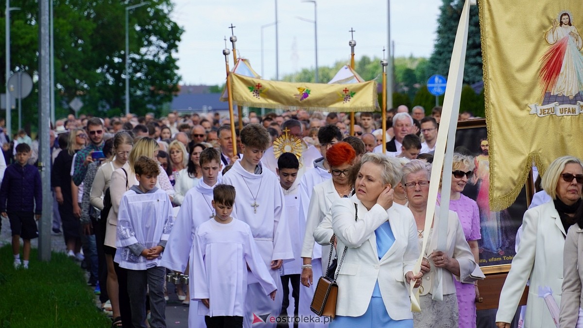 Procesja Bożego Ciała w parafii pw. NMP Królowej Rodzin [19.06.2025] - zdjęcie #138 - eOstroleka.pl