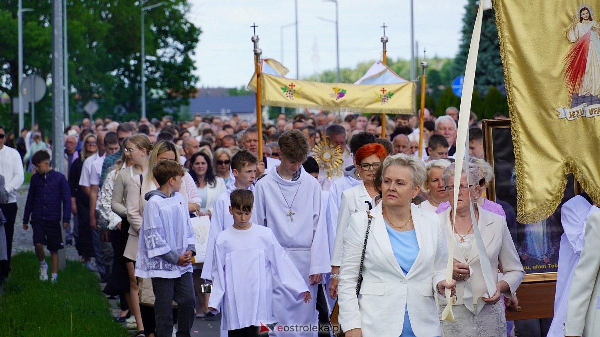 Procesja Bożego Ciała w parafii pw. NMP Królowej Rodzin [19.06.2025] - zdjęcie #136 - eOstroleka.pl