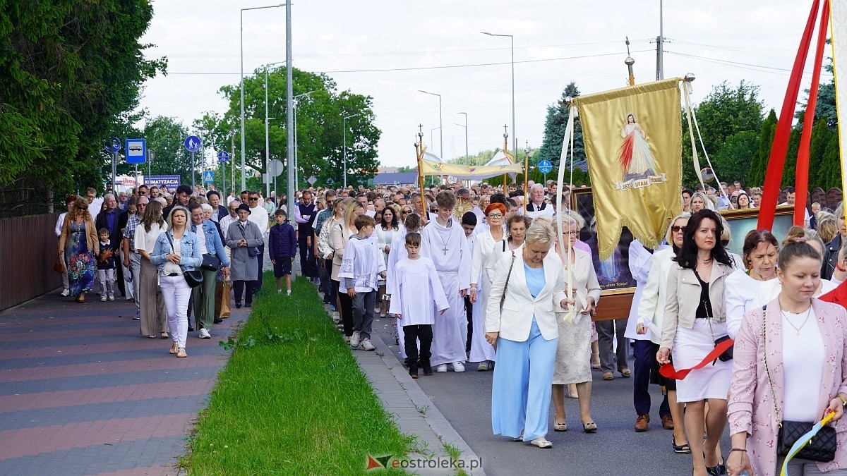 Procesja Bożego Ciała w parafii pw. NMP Królowej Rodzin [19.06.2025] - zdjęcie #132 - eOstroleka.pl
