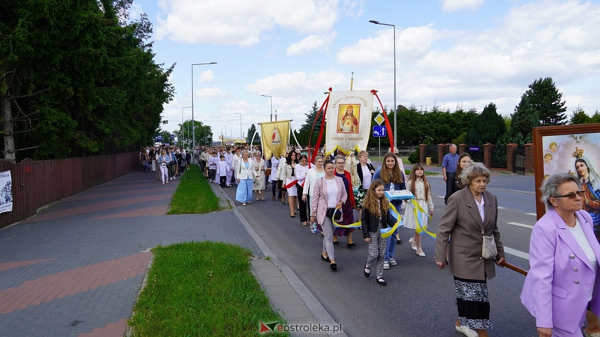Procesja Bożego Ciała w parafii pw. NMP Królowej Rodzin [19.06.2025] - zdjęcie #128 - eOstroleka.pl