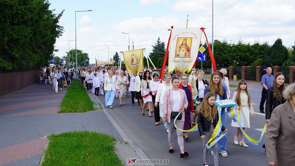 Procesja Bożego Ciała w parafii pw. NMP Królowej Rodzin [19.06.2025] - zdjęcie #125 - eOstroleka.pl