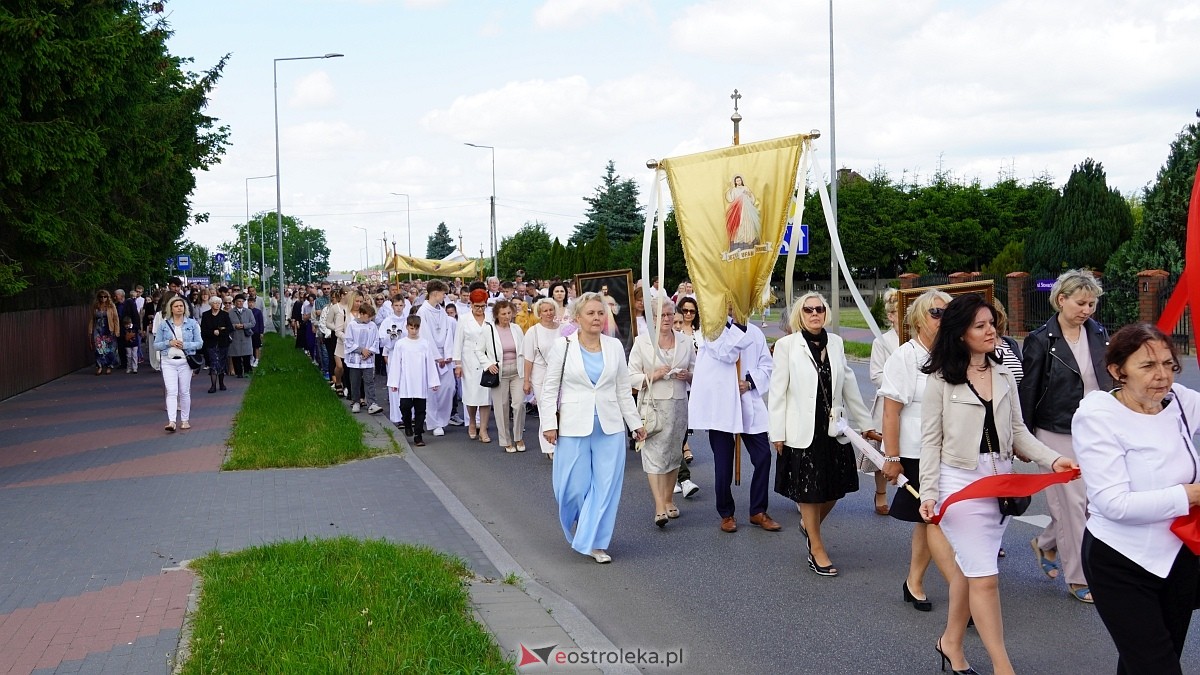 Procesja Bożego Ciała w parafii pw. NMP Królowej Rodzin [19.06.2025] - zdjęcie #122 - eOstroleka.pl