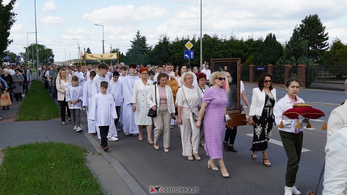 Procesja Bożego Ciała w parafii pw. NMP Królowej Rodzin [19.06.2025] - zdjęcie #119 - eOstroleka.pl