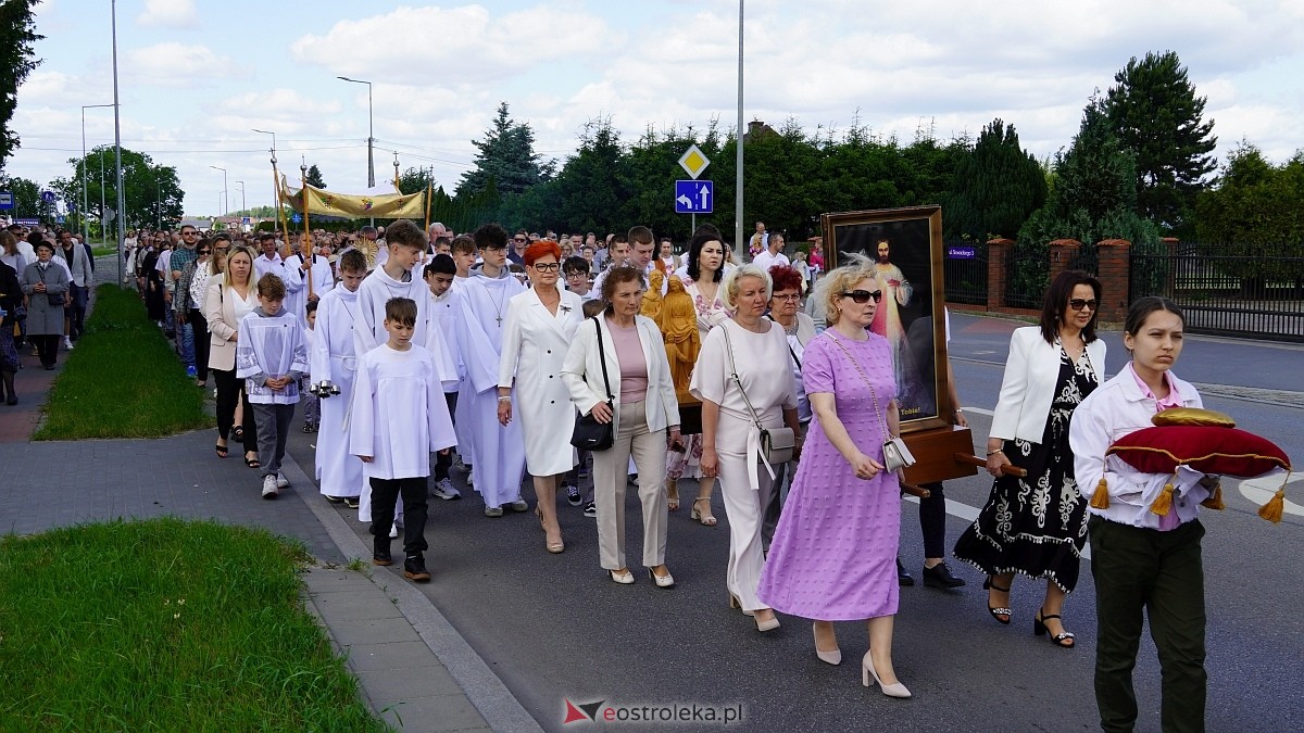 Procesja Bożego Ciała w parafii pw. NMP Królowej Rodzin [19.06.2025] - zdjęcie #116 - eOstroleka.pl