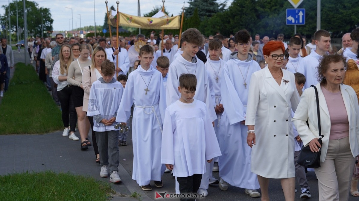 Procesja Bożego Ciała w parafii pw. NMP Królowej Rodzin [19.06.2025] - zdjęcie #110 - eOstroleka.pl