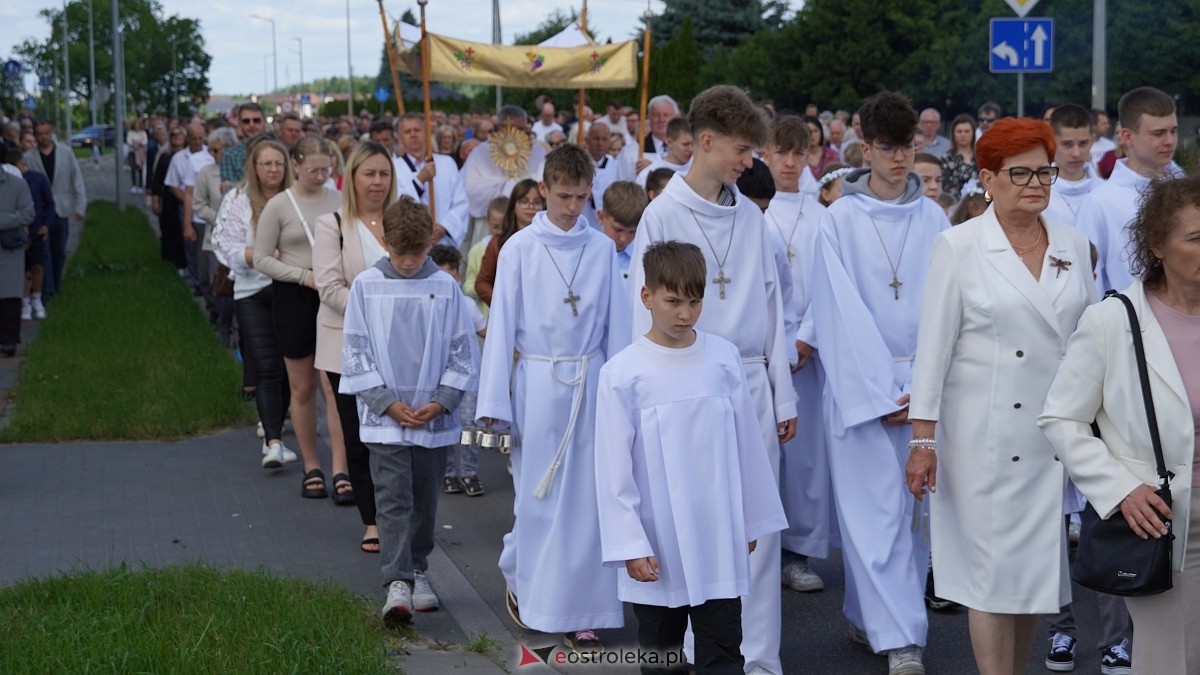 Procesja Bożego Ciała w parafii pw. NMP Królowej Rodzin [19.06.2025] - zdjęcie #107 - eOstroleka.pl