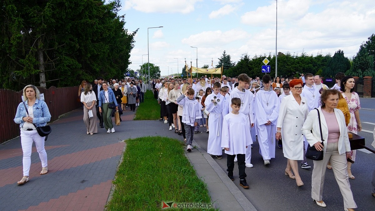 Procesja Bożego Ciała w parafii pw. NMP Królowej Rodzin [19.06.2025] - zdjęcie #104 - eOstroleka.pl