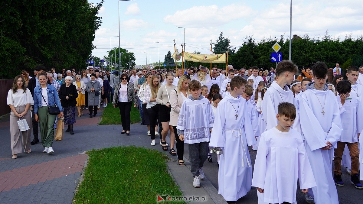 Procesja Bożego Ciała w parafii pw. NMP Królowej Rodzin [19.06.2025] - zdjęcie #98 - eOstroleka.pl