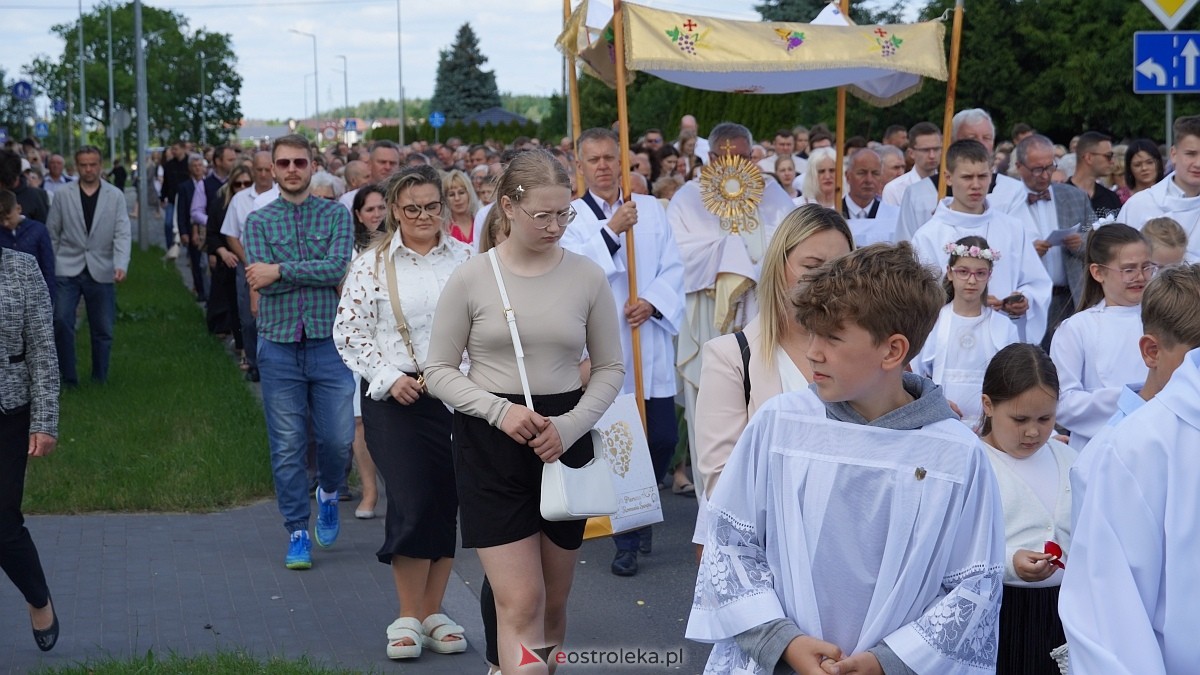 Procesja Bożego Ciała w parafii pw. NMP Królowej Rodzin [19.06.2025] - zdjęcie #95 - eOstroleka.pl