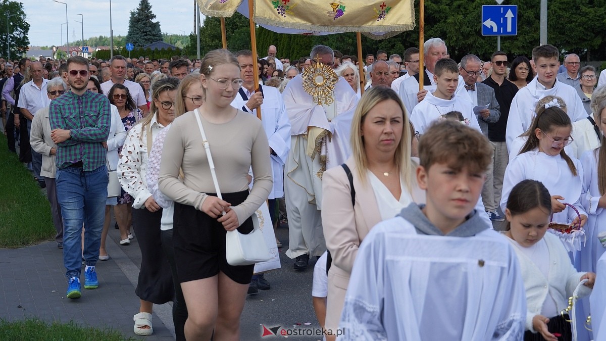 Procesja Bożego Ciała w parafii pw. NMP Królowej Rodzin [19.06.2025] - zdjęcie #92 - eOstroleka.pl