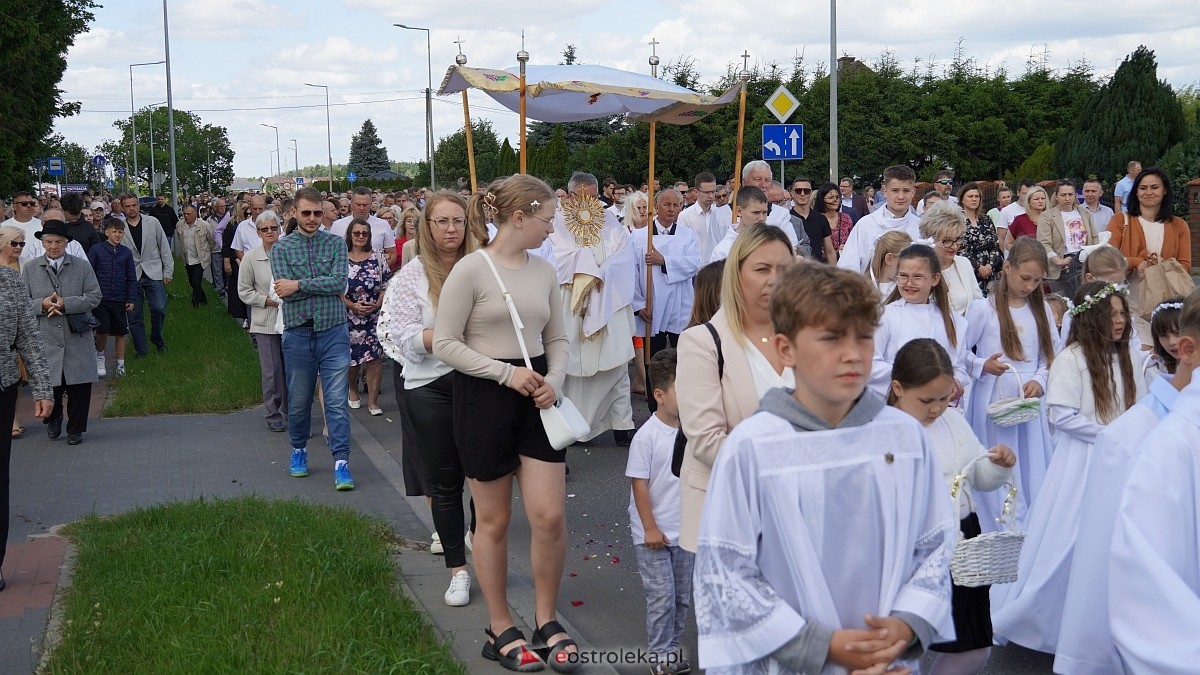 Procesja Bożego Ciała w parafii pw. NMP Królowej Rodzin [19.06.2025] - zdjęcie #89 - eOstroleka.pl