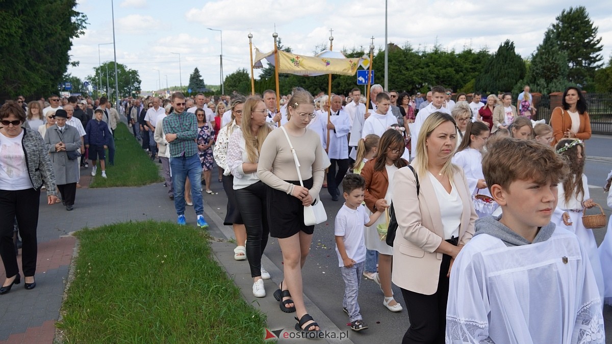 Procesja Bożego Ciała w parafii pw. NMP Królowej Rodzin [19.06.2025] - zdjęcie #86 - eOstroleka.pl