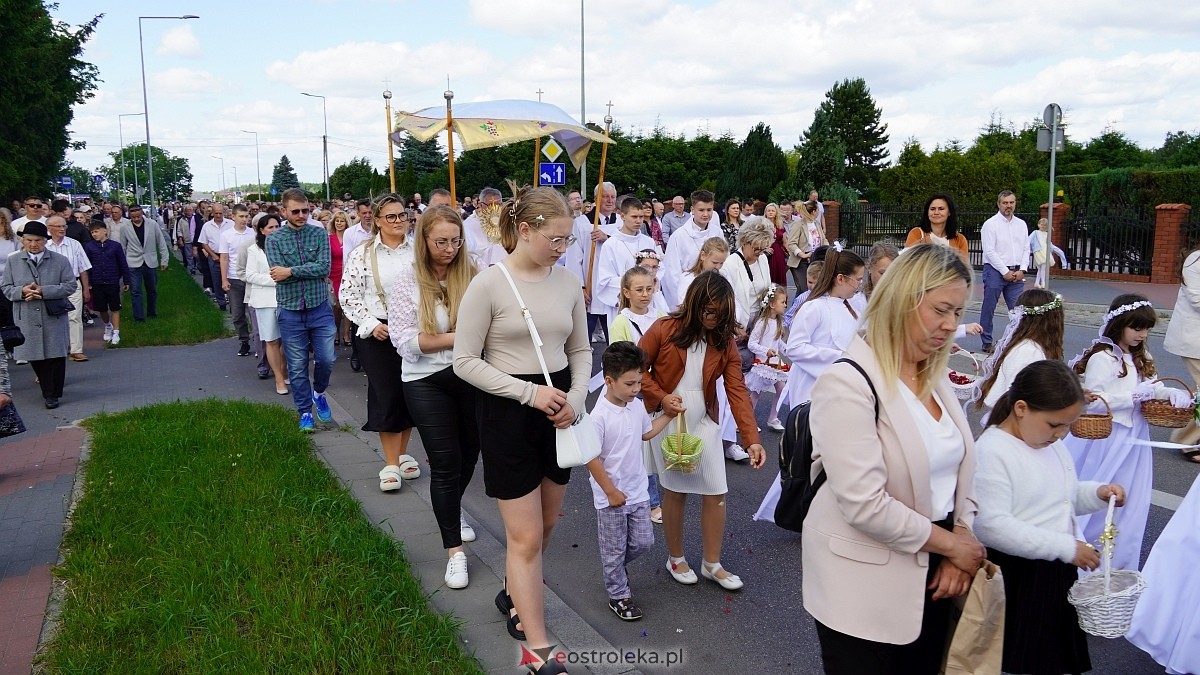 Procesja Bożego Ciała w parafii pw. NMP Królowej Rodzin [19.06.2025] - zdjęcie #83 - eOstroleka.pl