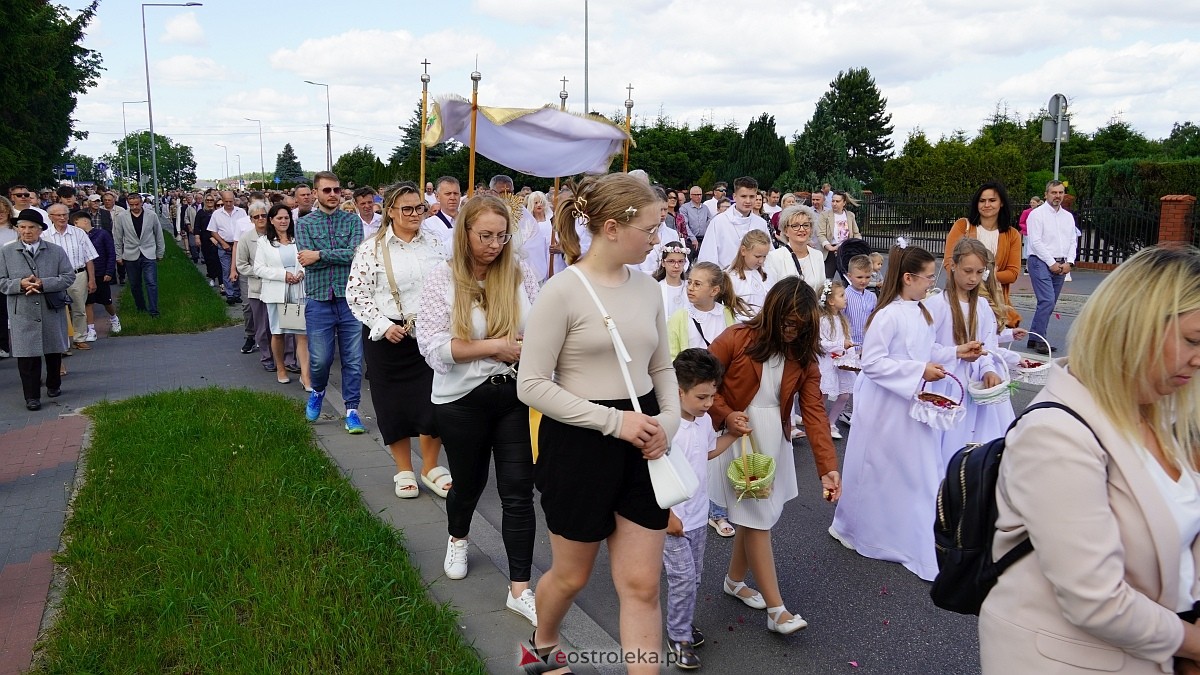 Procesja Bożego Ciała w parafii pw. NMP Królowej Rodzin [19.06.2025] - zdjęcie #80 - eOstroleka.pl
