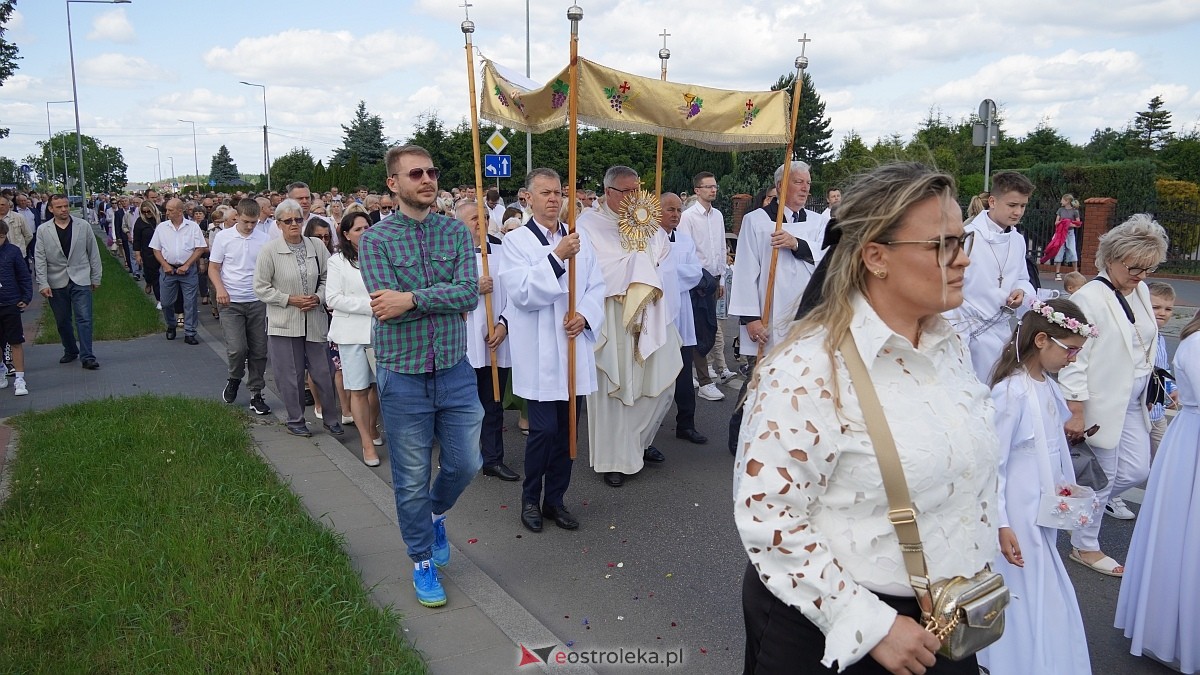 Procesja Bożego Ciała w parafii pw. NMP Królowej Rodzin [19.06.2025] - zdjęcie #77 - eOstroleka.pl