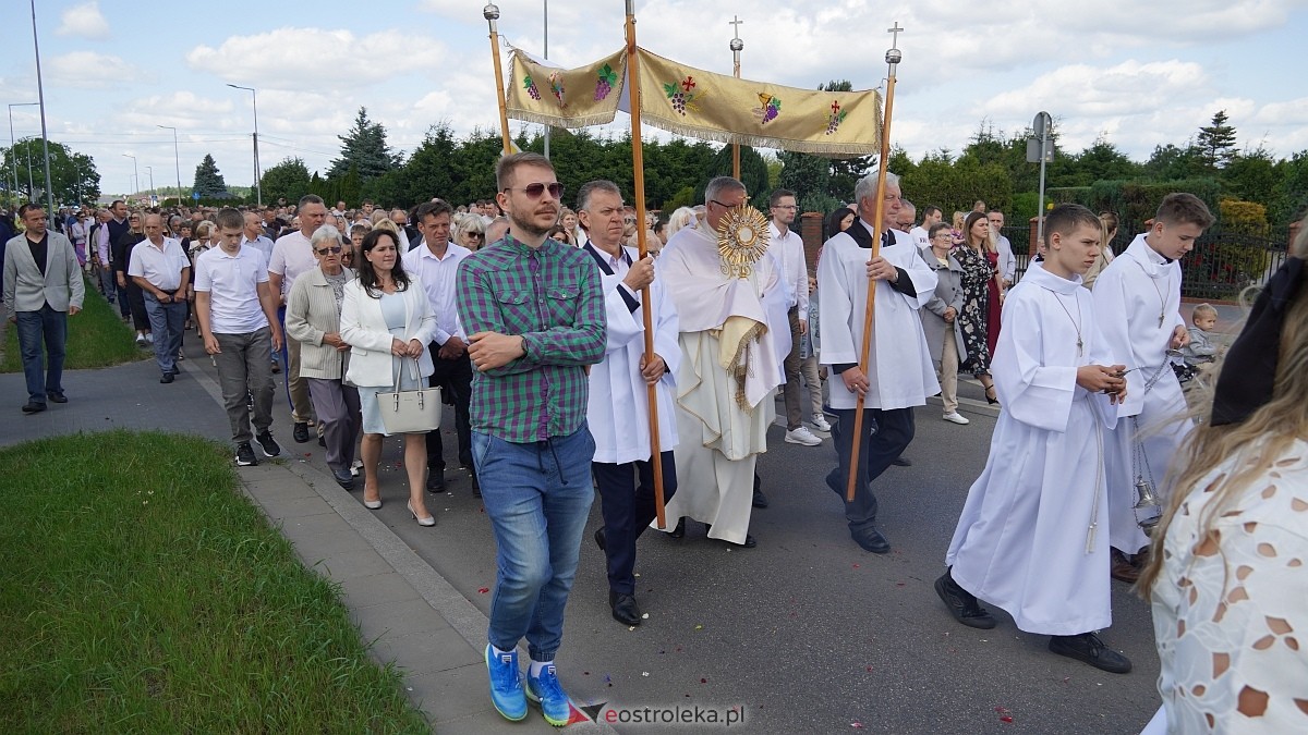 Procesja Bożego Ciała w parafii pw. NMP Królowej Rodzin [19.06.2025] - zdjęcie #74 - eOstroleka.pl