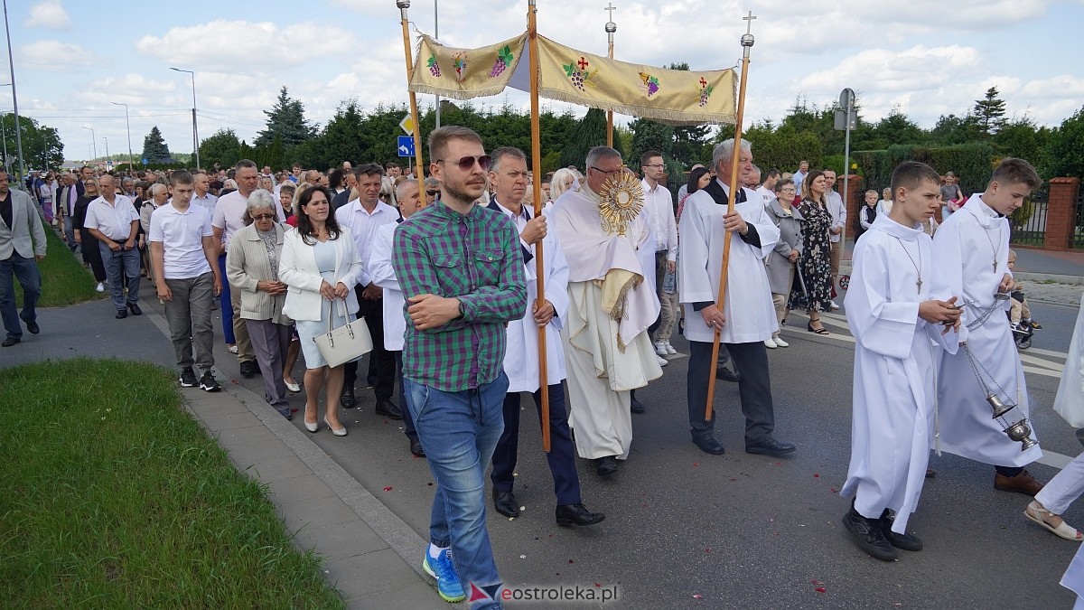 Procesja Bożego Ciała w parafii pw. NMP Królowej Rodzin [19.06.2025] - zdjęcie #71 - eOstroleka.pl