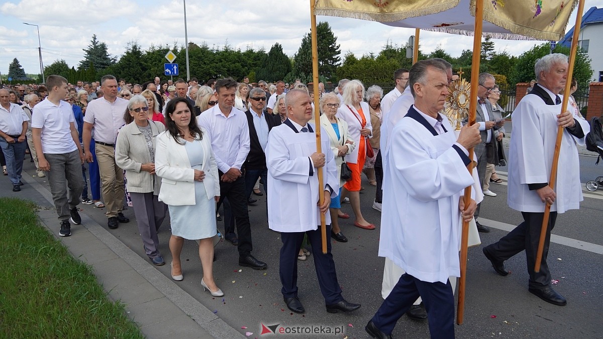 Procesja Bożego Ciała w parafii pw. NMP Królowej Rodzin [19.06.2025] - zdjęcie #65 - eOstroleka.pl