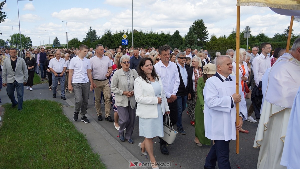 Procesja Bożego Ciała w parafii pw. NMP Królowej Rodzin [19.06.2025] - zdjęcie #62 - eOstroleka.pl
