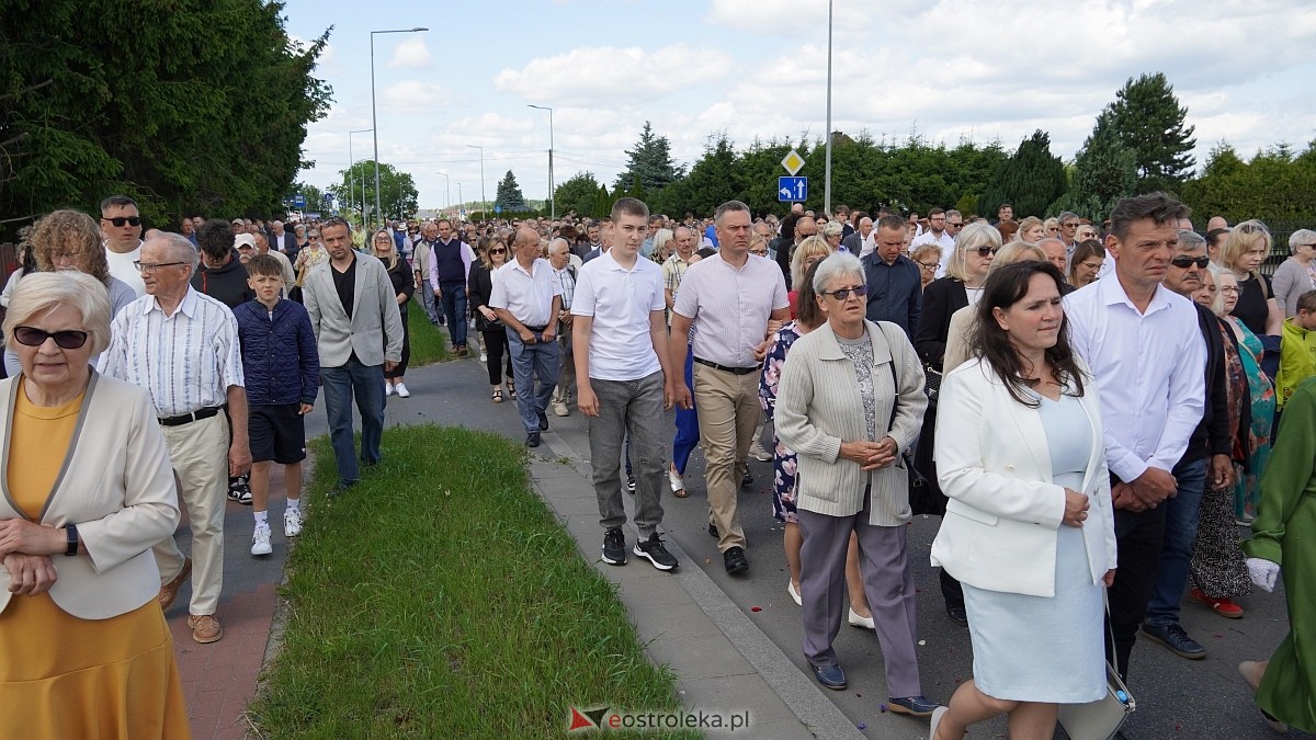 Procesja Bożego Ciała w parafii pw. NMP Królowej Rodzin [19.06.2025] - zdjęcie #59 - eOstroleka.pl