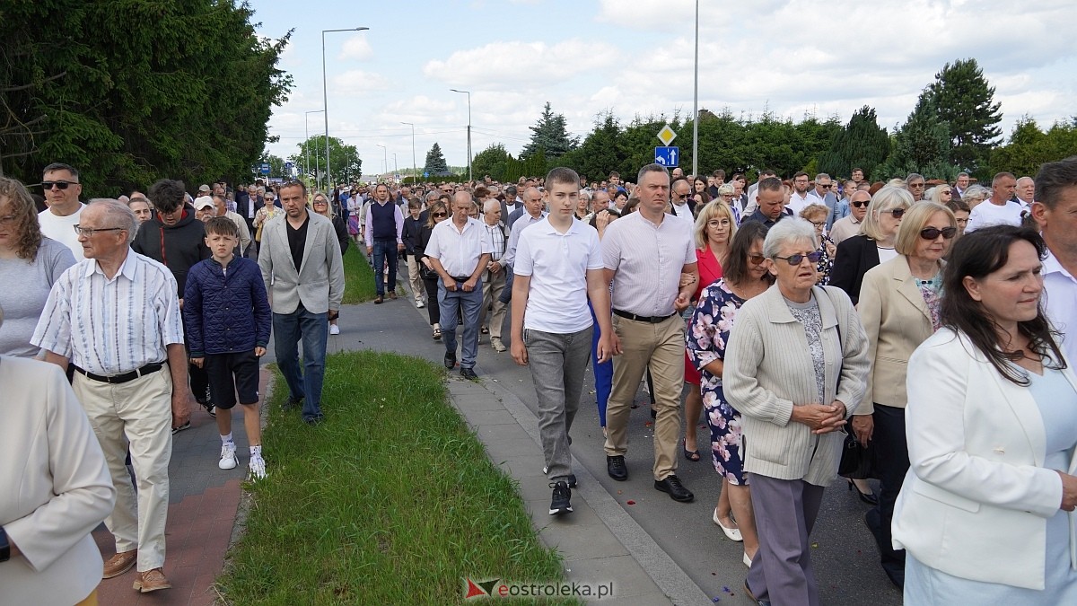 Procesja Bożego Ciała w parafii pw. NMP Królowej Rodzin [19.06.2025] - zdjęcie #56 - eOstroleka.pl