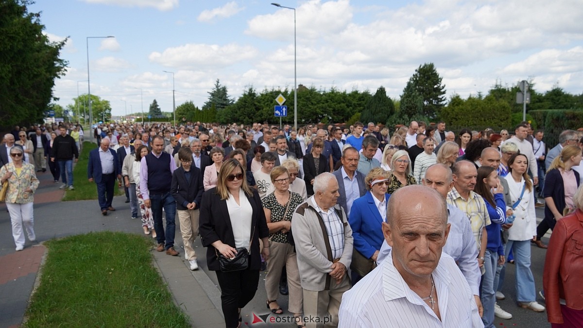 Procesja Bożego Ciała w parafii pw. NMP Królowej Rodzin [19.06.2025] - zdjęcie #40 - eOstroleka.pl