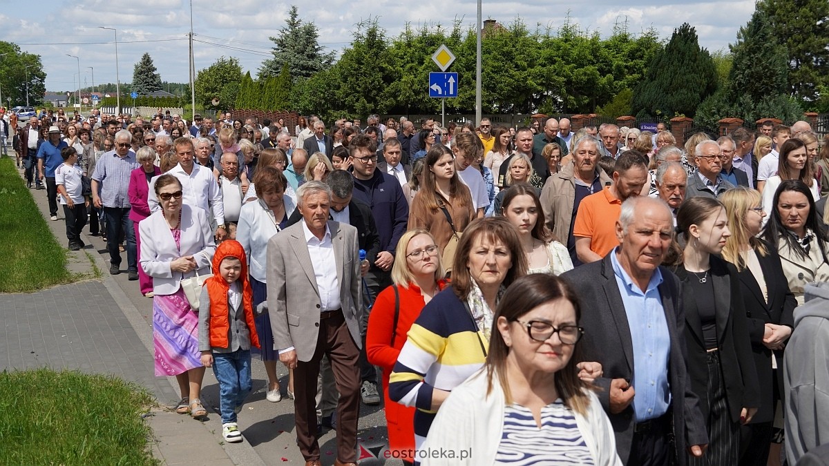 Procesja Bożego Ciała w parafii pw. NMP Królowej Rodzin [19.06.2025] - zdjęcie #24 - eOstroleka.pl