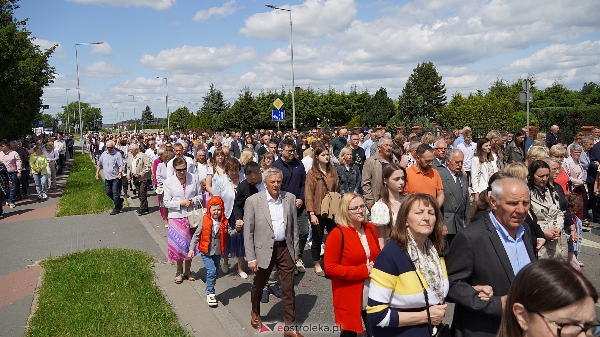 Procesja Bożego Ciała w parafii pw. NMP Królowej Rodzin [19.06.2025] - zdjęcie #21 - eOstroleka.pl